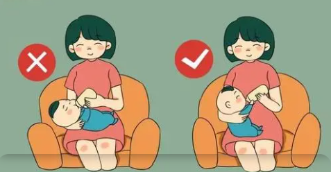 奶瓶喂奶的正确姿势把孩子放在膝上,使孩子的头部在你的肘窝里,用你的
