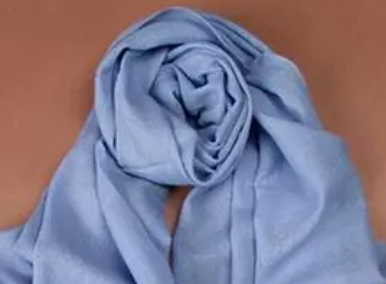 浅蓝色围巾适合什么肤色
