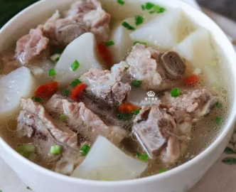 白萝卜猪筒骨汤是非常好的保健汤,它的主要原料就是猪筒骨和白萝卜