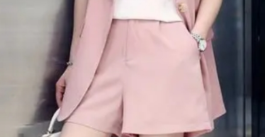 粉色西装配什么颜色裤子