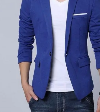 搭配一:蓝色休闲西服 白色v领t恤 深蓝色牛仔裤休闲西服可以搭配的
